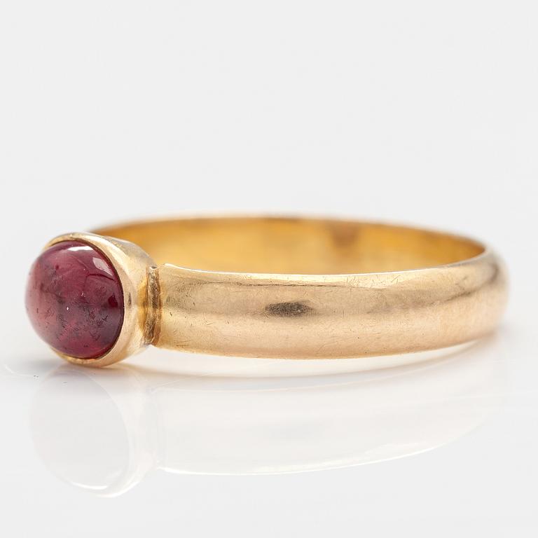 RING, 18K guld, granat. Westerback, Helsingfors 1969.