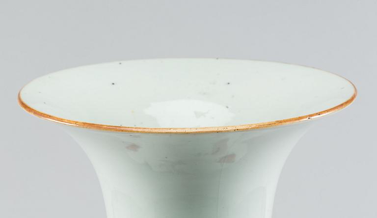 A CHINESE PORCELAIN FLOOR VASE, from the 20th century.