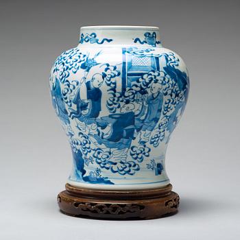 A blue and white jar, Qing dynasty, Kangxi (1662-1722).