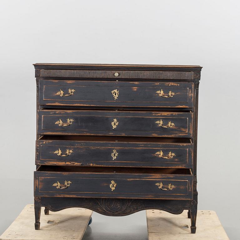 A 18TH CENTURY OAK CHEST OF DRAWERS.