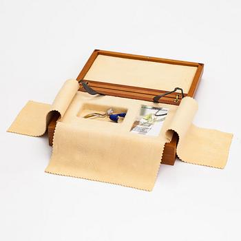 Raimo Nieminen, Brosch "Valonkukka", 18K gult. grönt och vitt guld, diamanter ca 1.40 cy och skuren lapis lazuli. 2005.