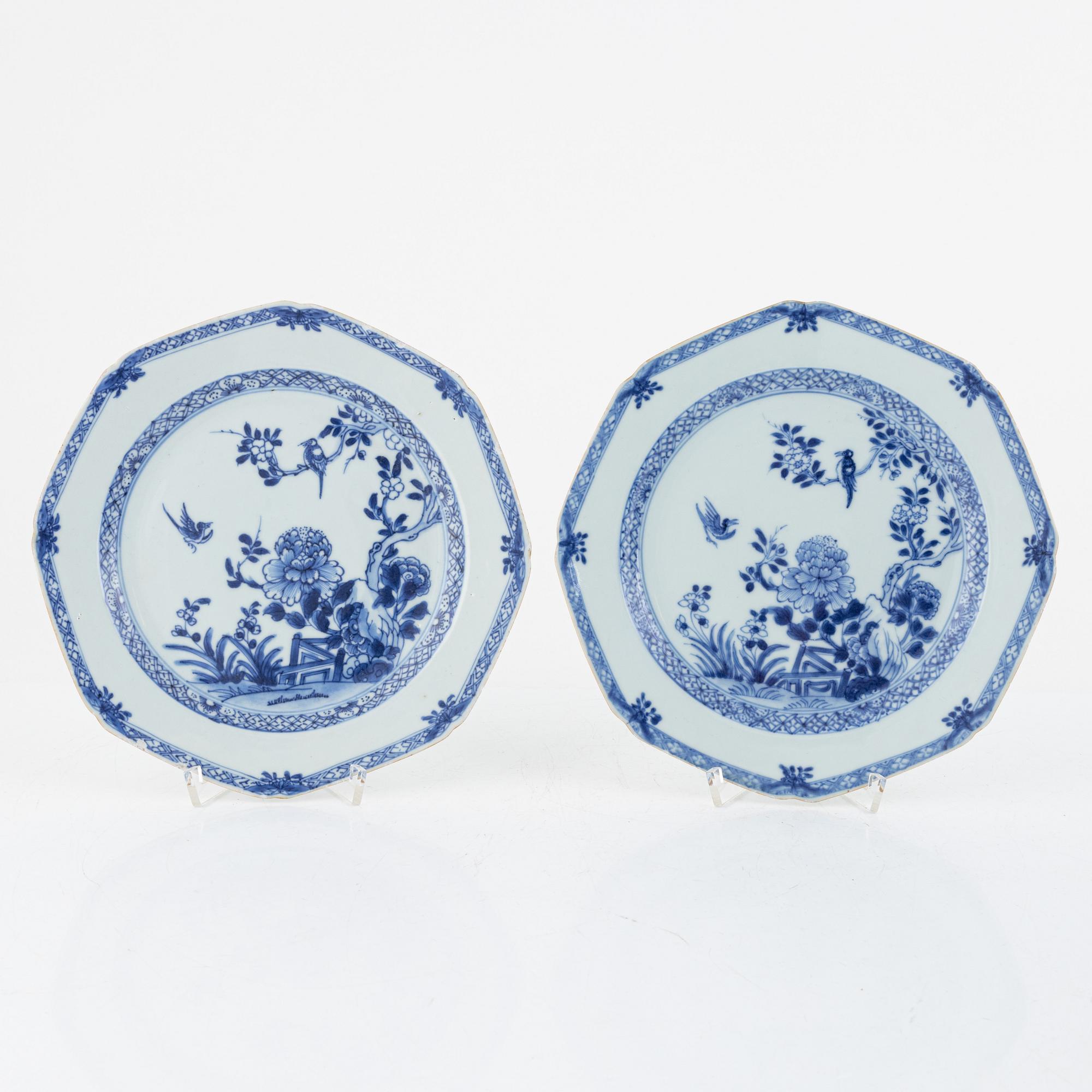 Stekfat och tallrikar, 2 st, kompaniporslin, Kina, Qingdynastin, Qianlong (1736-95).