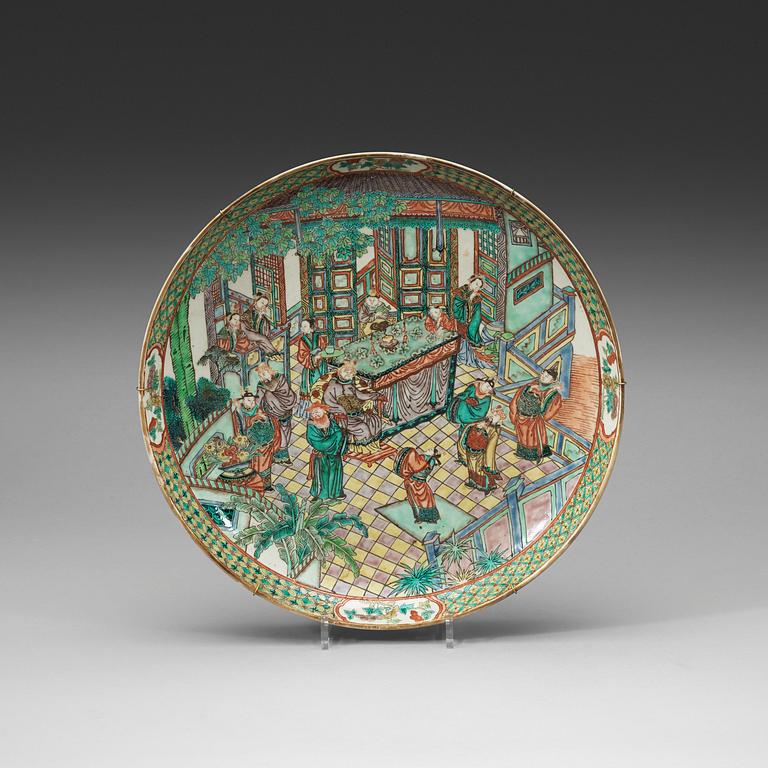 A large famille verte dish, Qing dynasty, 19th Century.