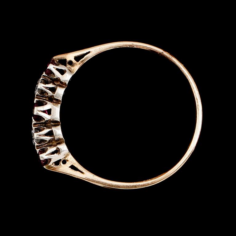 RING, 9 k guld med 3 rubiner samt 2 briljantslipade diamanter. Total vikt ca 2 gram.