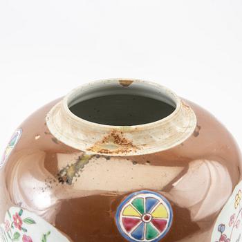 A famille rose and cappuciner brown jar, Qing dynasty, Qianlong (1736-95).