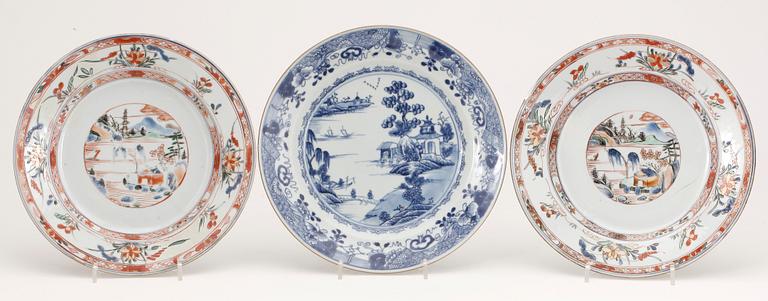 TALLRIKAR, 2+1 porslin, Qing dynastin, Kina, 1700-tal.