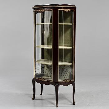 VITRINSKÅP, Louis XV-stil, Möbelaktiebolaget Gustaf Lundgren, Malmö, omkring 1900-talets mitt.