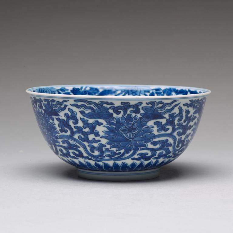 SKÅL, porslin. Qingdynastin, med Kangxis märke och period (1662-1722).
