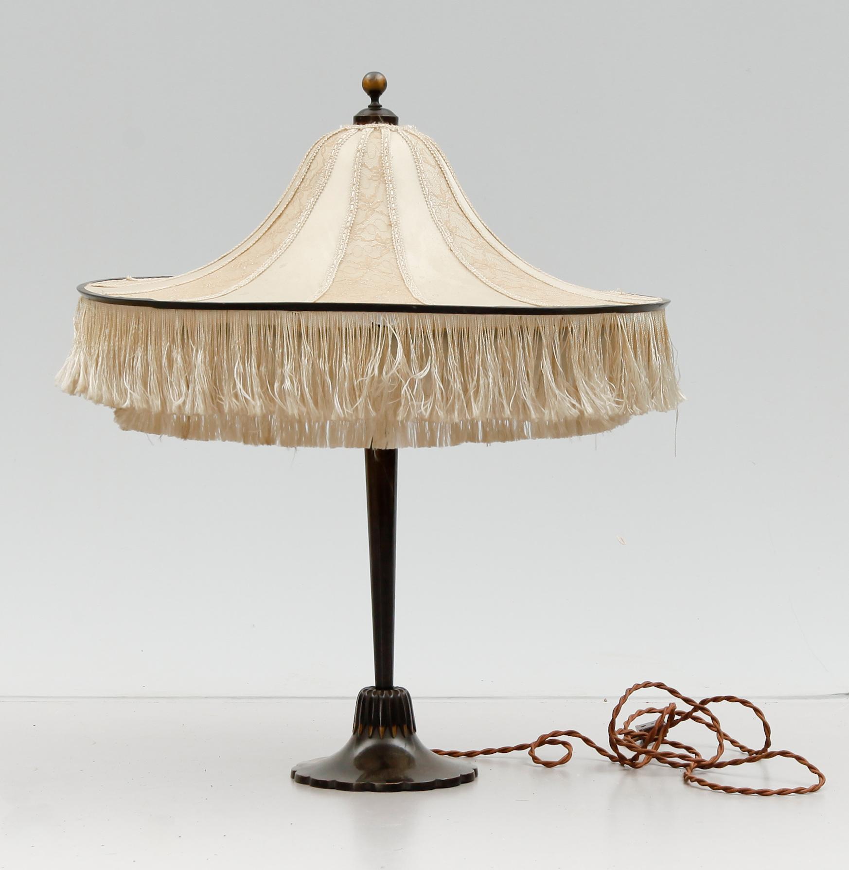 BORDSLAMPA, patinerad mässing, 1920-/30-tal.