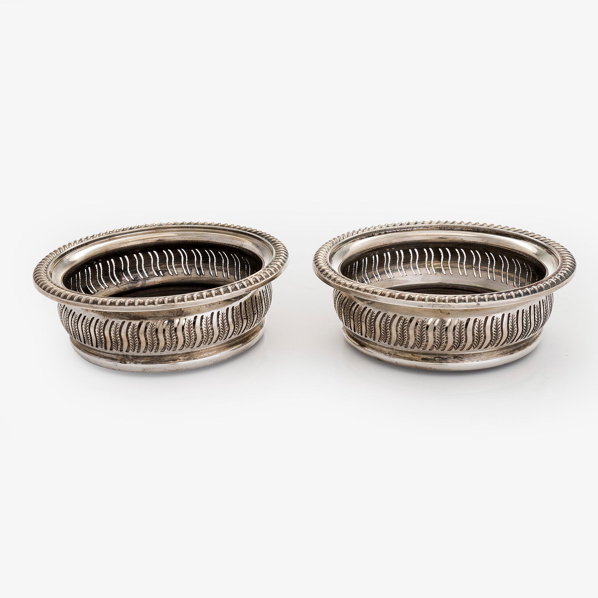 Barker Ellis Silver Co, Coasters, ett par, sterlingsilver och trä,Birmingham 1968.
