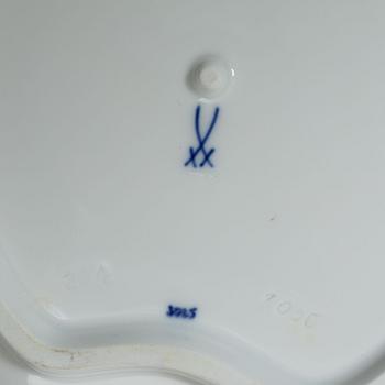 Meissen, a set of nineteen porcelain parts, 'Zwiebelmuster/Blue Onion', Germany.