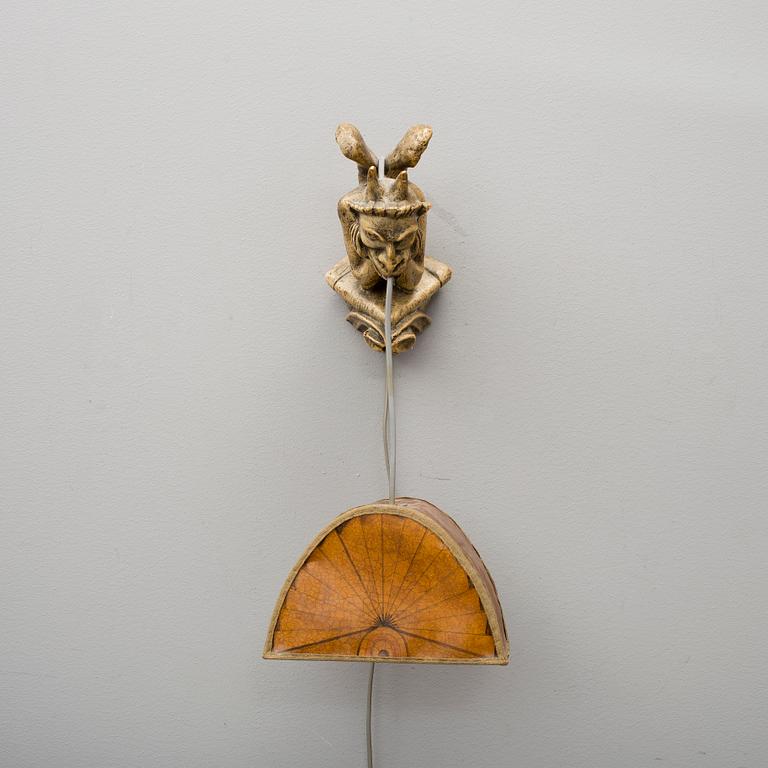 VÄGGLAMPA, Asien, trä och skinn. 1900-tal.