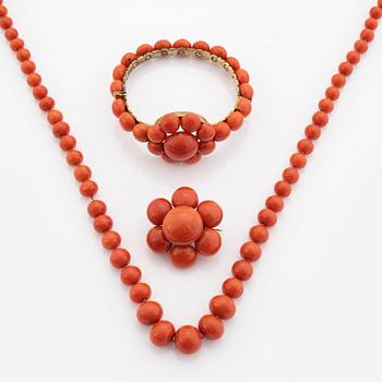 Set, bangle, necklace and brooch, coral.