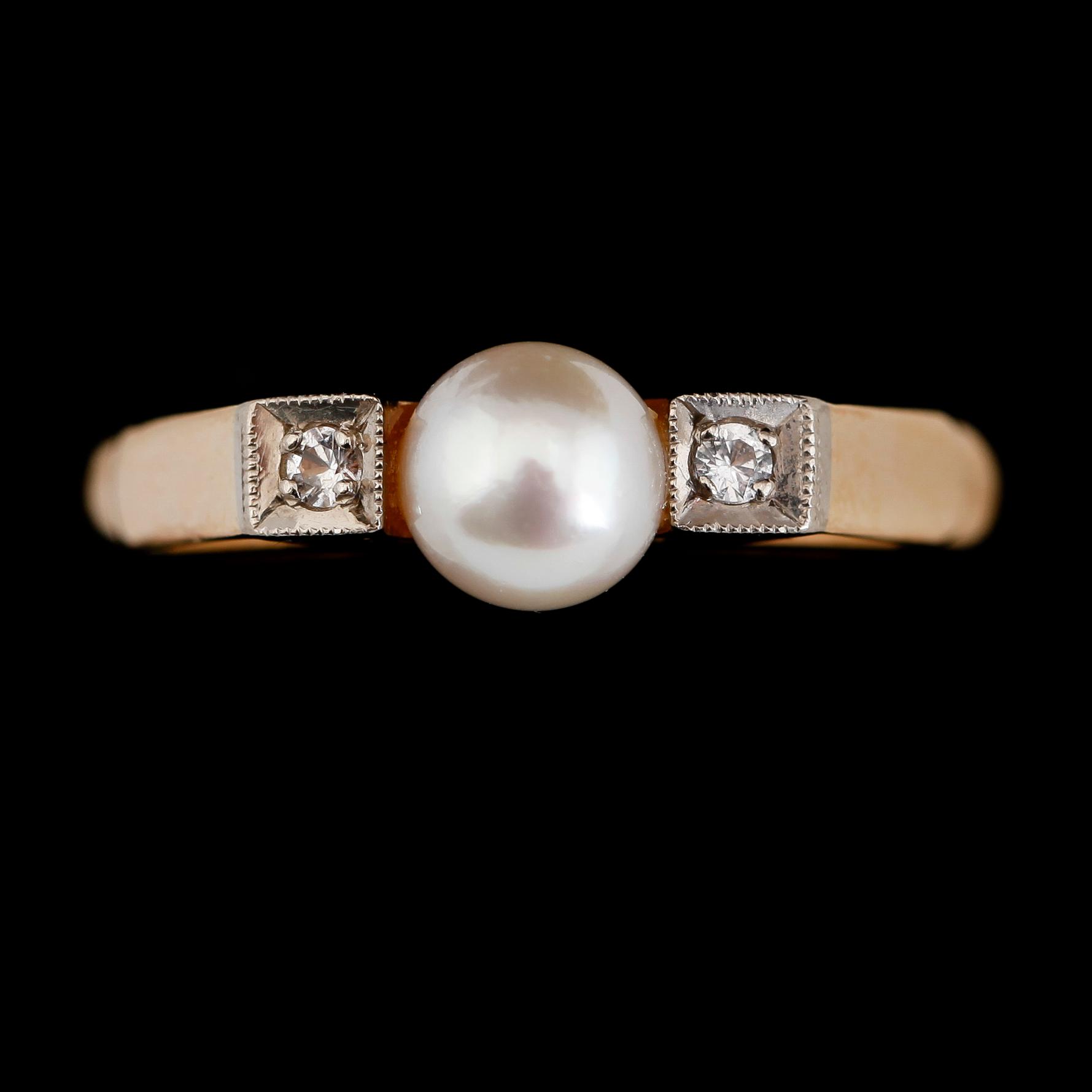 RING, 18K guld, odlad pärla och diamanter, CG Hallberg 1947. Total vikt ca 6 g.