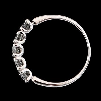 RING, 18K vitguld 5 briljantslipade diamanter tot ca 1.07 ct.