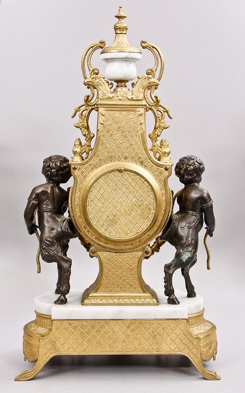 BORDSPENDYL MED KANDELABRAR, 3 delar, Louis XVI-stil, 1900-tal.