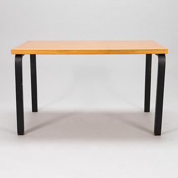 Alvar Aalto, a mid-20th century '81' dining table and four '68' chairs for Artek.