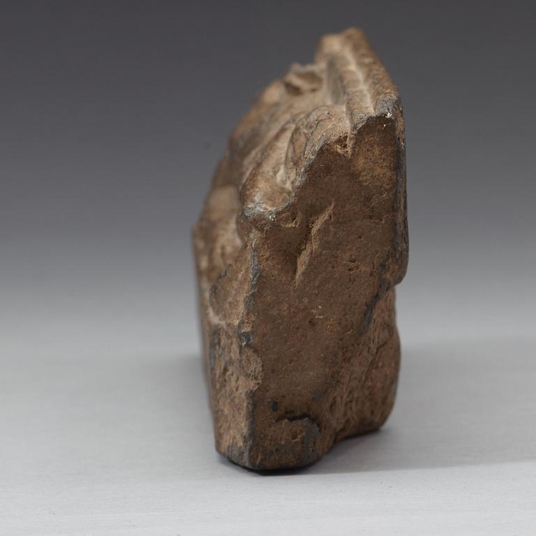 SKULPTUR, grå kalksten. Gandhara, 100/200 e.Kr.