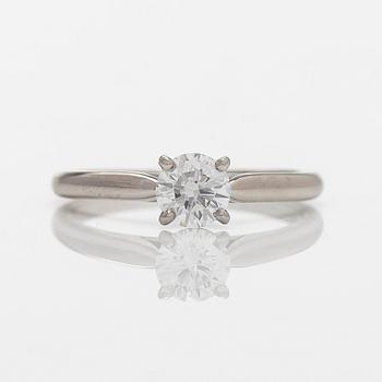 Cartier, ring, platina med briljantslipad diamant ca 0.46 ct. Med GIA dossier.