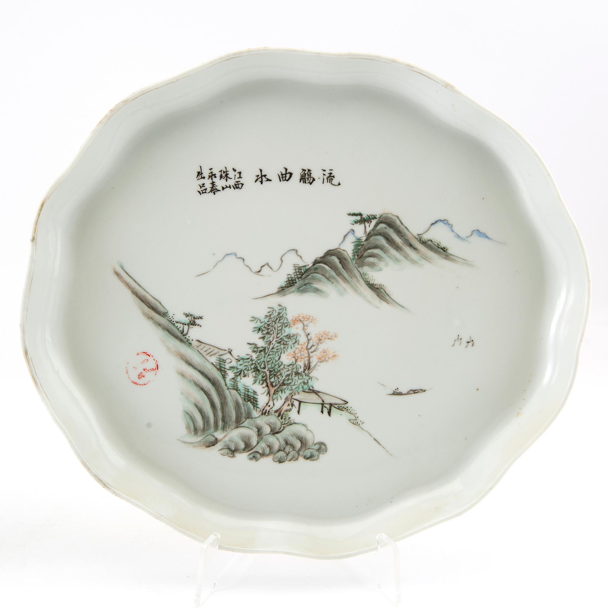 A set with two Chinese porcelain trays, 20th century.