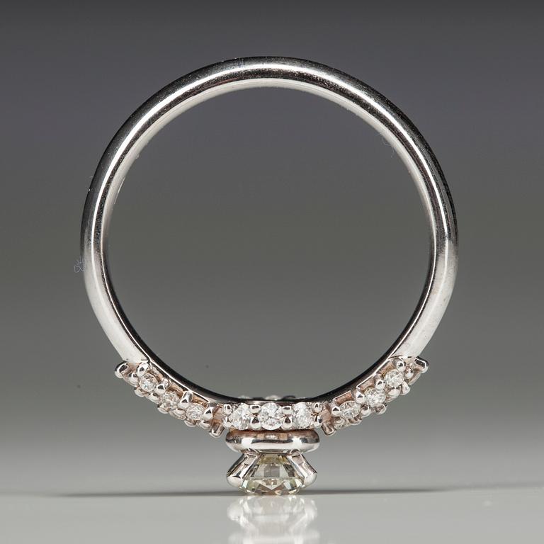 RING, vitguld 18K med diamanter. Mittstenen 0,52 ct L/SI1. 26 små diamanter tot 0,35 ct H/SI1. Intyg.
