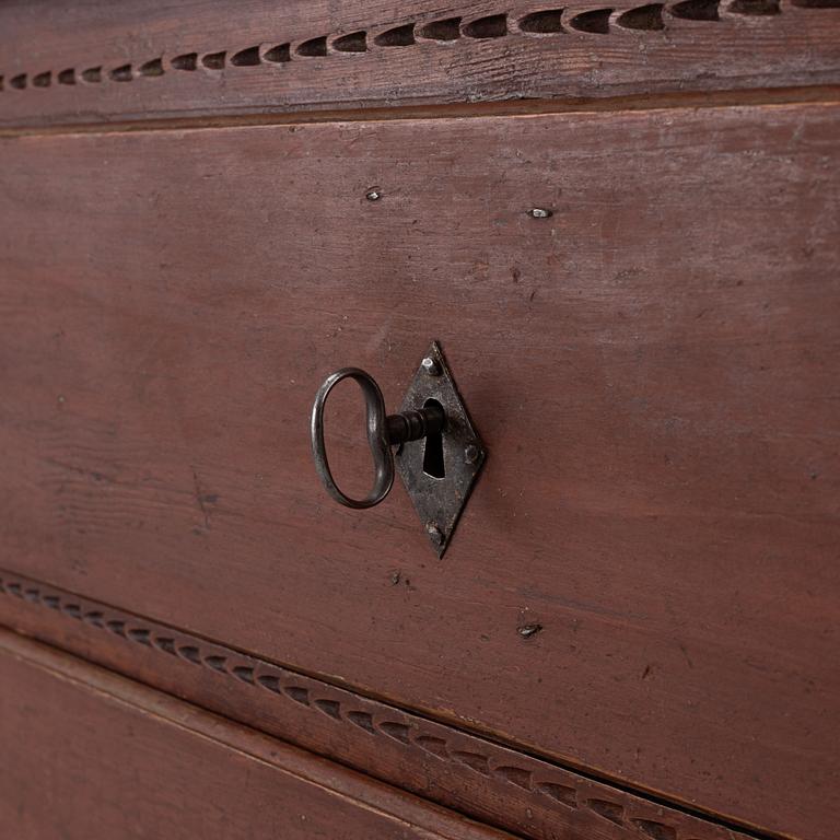 A Gustavian chest of drawers from around the year 1800.