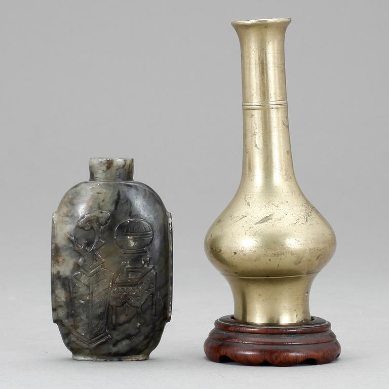 SNUSFLASKOR 2 st, brons och sten, orientaliska, 1900-tal.