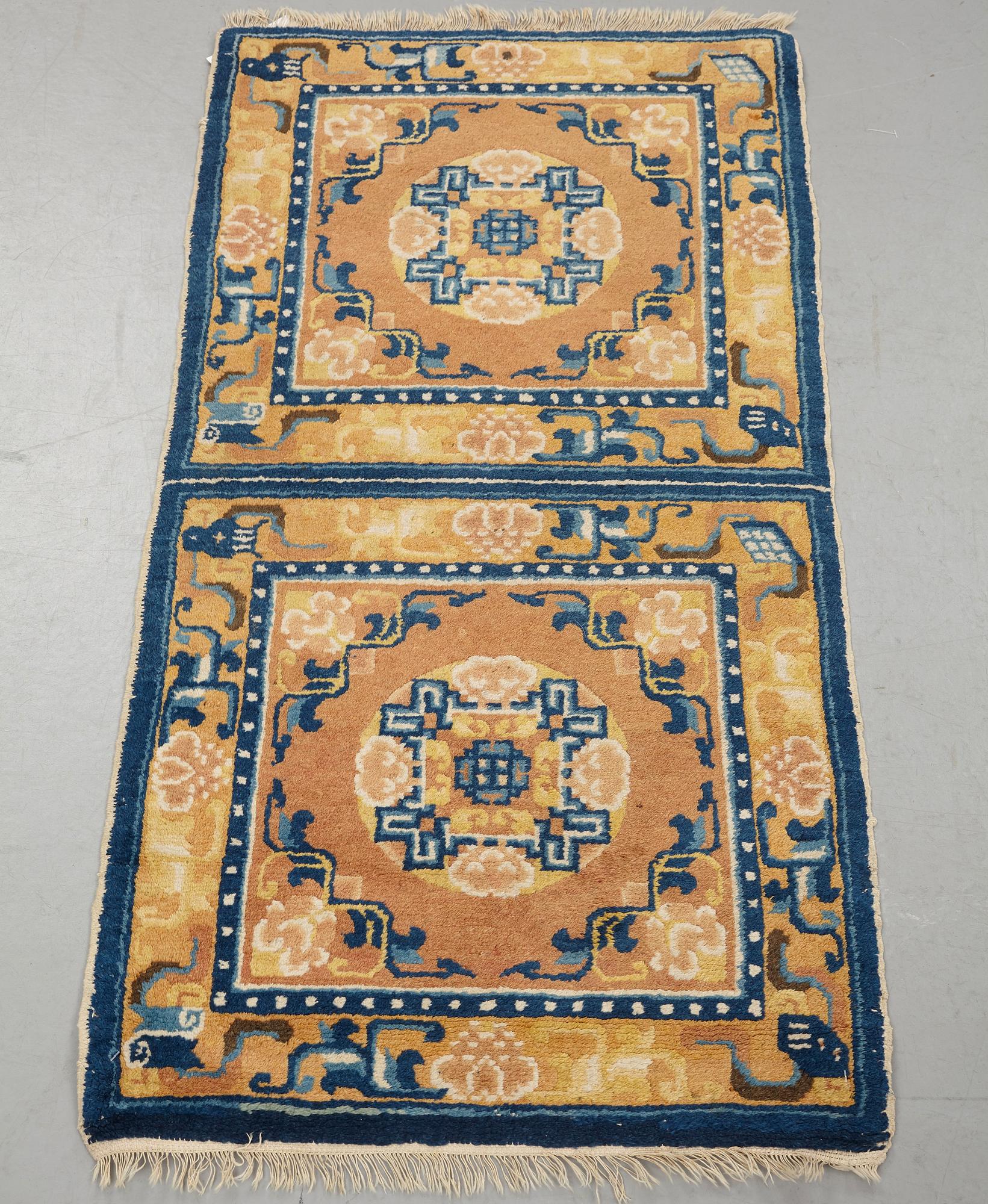 Meditationsmatta, semiantik Ningxia, Kina, ca 122 x 60-61 cm (samt en kortsida med ca 0,5 cm senare slätväv).