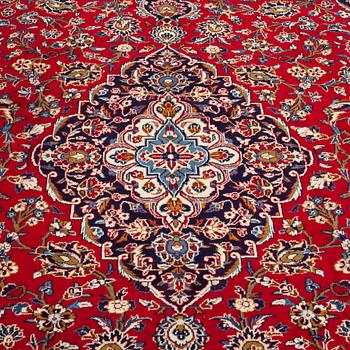 A carpet, Kashan, ca 386 x 286 cm.