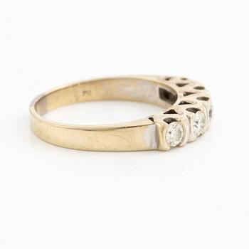 Ring, 18K vitguld med fem briljantslipade diamanter.