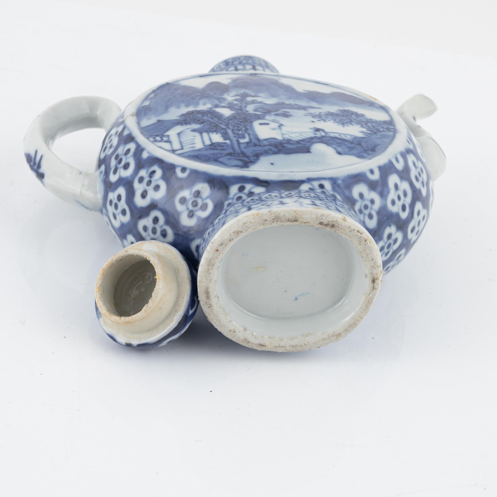 A blue and white tea pot, Qing dynasty, China, 19th century.
