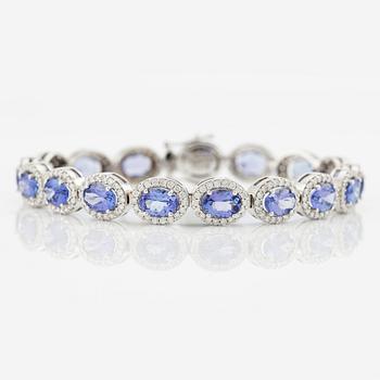 Bracelet with tanzanites and brilliant-cut diamonds.