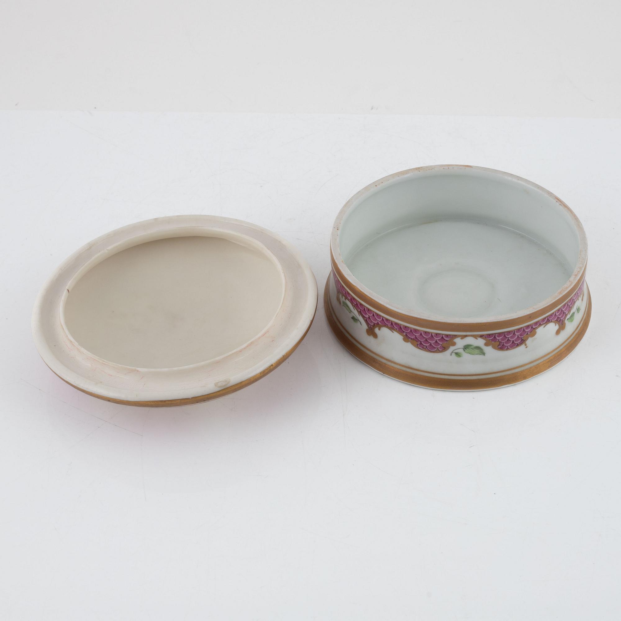 A porcelain box, 19th Century.