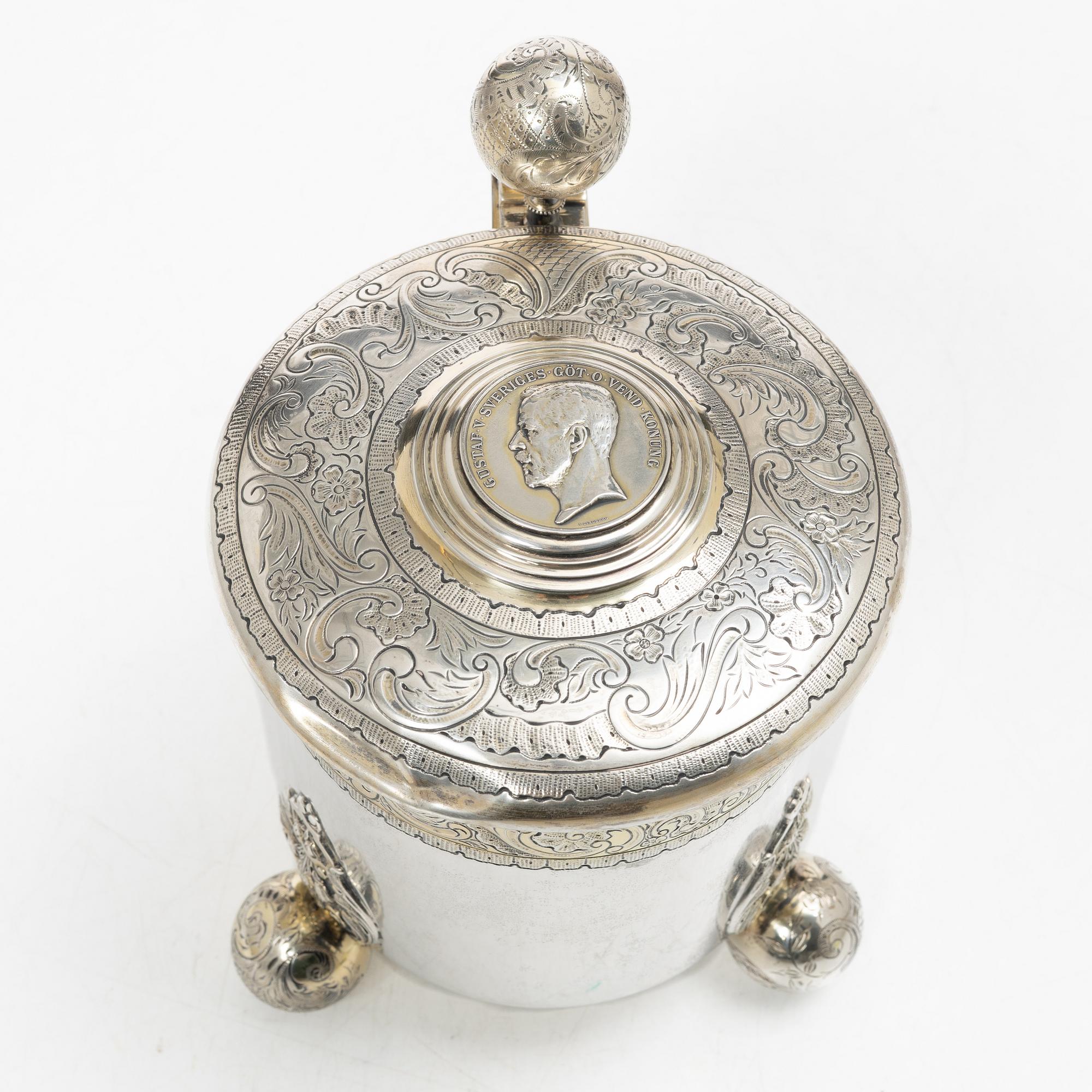 C.G. Hallberg, Dryckeskanna, silver, Stockholm 1928.