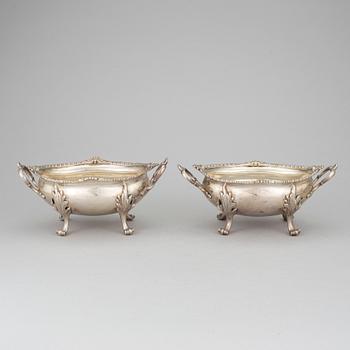 A PAIR OF BOWLS, silver, Fras Nicks, Butty & Dumee, London 1769. Tot ca 1039 grams.