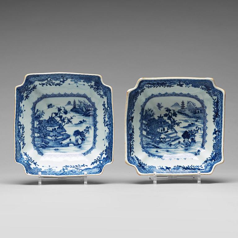 A pair of blue and white salad bowls, Qing dynasty, Qianlong (1736-95).