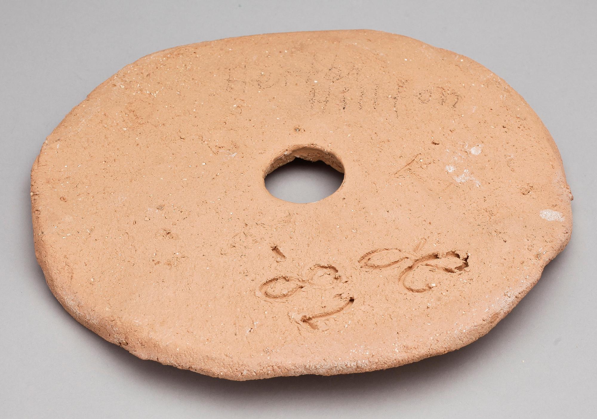 HERTHA HILLFON, knäckebröd, oglaserat lergods, sign H -82.