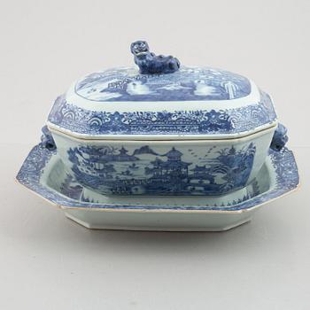 A blue and white tureen with cover and stand, Qing dynasty, Qianlong (1736-95).