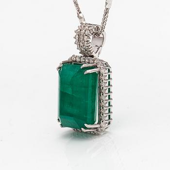 Halsband, 14K vitguld, smaragd ca 14.65 ct och diamanter ca 0.76 ct tot enligt IGI-certfikat.