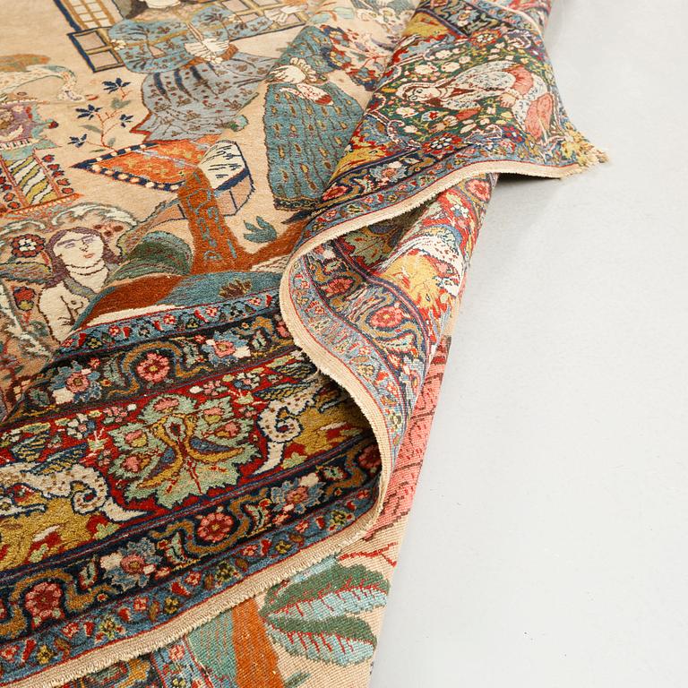 A Tabriz carpet, antique/semi-antique, dated 1914, 266 x 195 cm.