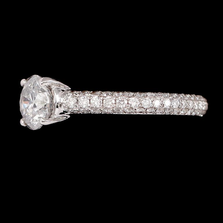 RING, 18 k vitguld, solitär briljantslipad diamant ca 1.09 ct, tot ca 1.91 ct.