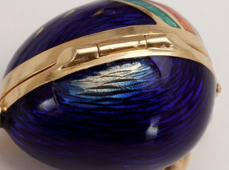 HÄNGE, 18k guld med emalj och två små briljantslipade diamanter, Fabergé, nr 58/300.