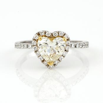 RING, tvåfärgat guld med hjärtslipad diamant, ca 1,28 ct och små briljantslipade diamanter. Vikt ca 3,30 g.