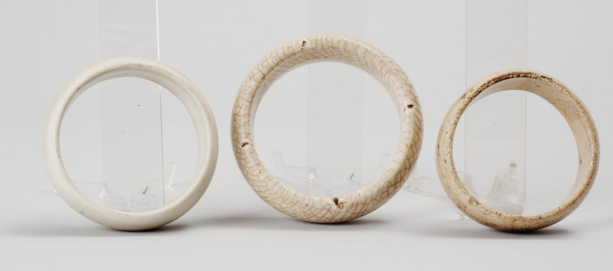 ARMBAND 3 st, porslin. Kina. 1900-tal.