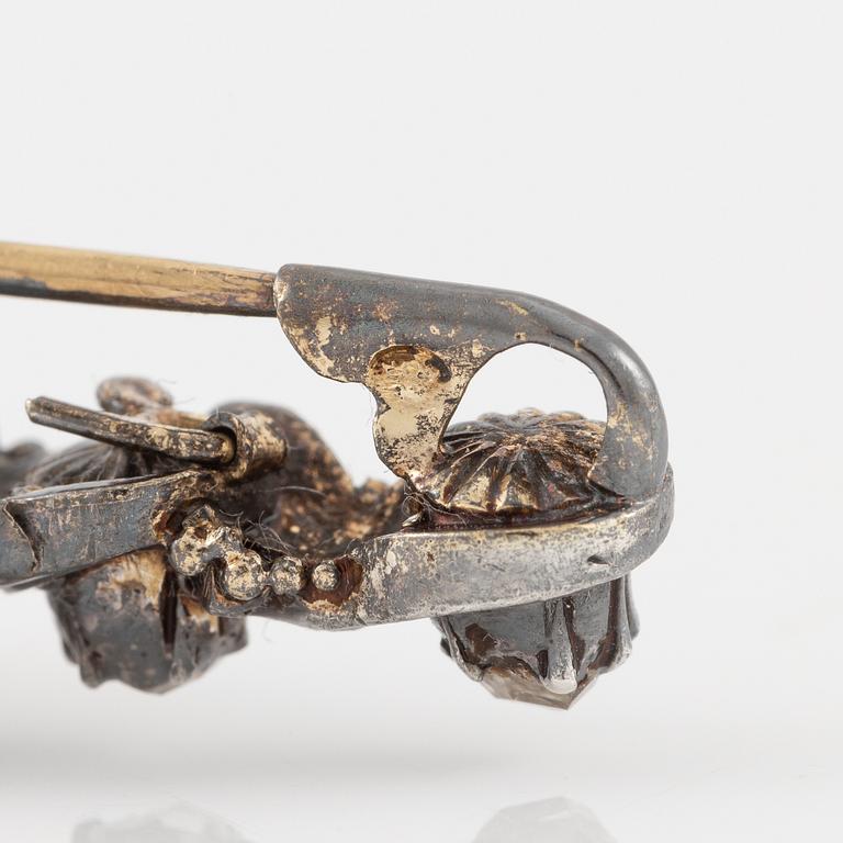 Brooch in silver and 18K gold set with rose-cut diamonds.