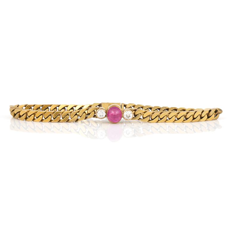 ARMBAND, 14K guld med cabochonslipad rubin, ca 1.95ct och 2 gammaslipade diamanter tot ca 0.50 ct. Vikt ca 19 g,