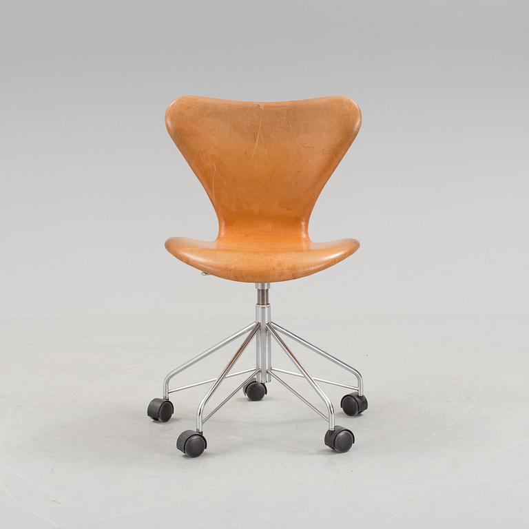 ARNE JACOBSEN, a 'Seven' leather upholstered swivel chair from Fritz Hansen, 2003.