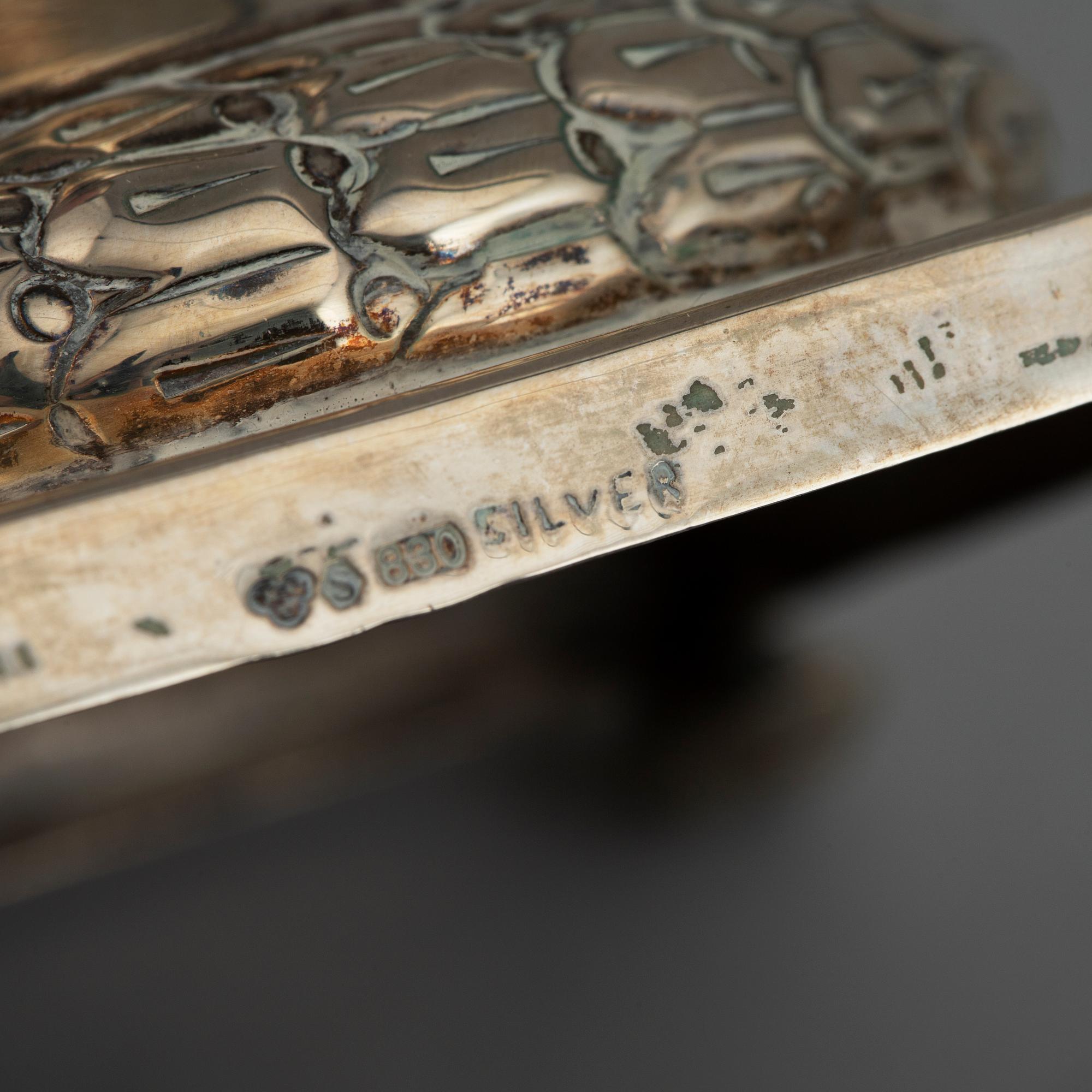 Silver candelsticks.