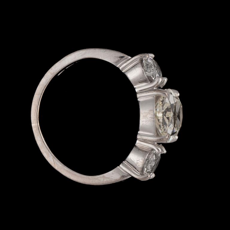 RING, oval briljantslipad diamant, 3,52 ct med två ovala briljantslipade diamanter tot. ca 1.60 ct.