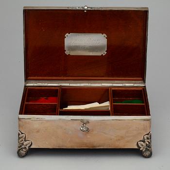SKRIN med SPELPJÄSER, mestadels silver, CG Hallberg, 1919.